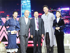 新望董事長(zhǎng)羅永輝與著名歌星劉尊老師、汪正正老師、郭津彤老師、主持人雅琪在北京電視臺(tái)錄制節(jié)目現(xiàn)場(chǎng)親切合影